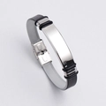 Détail du bracelet en maille d'acier inoxydable réglable avec plaque argent et anneaux noirs - Argenté