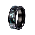 Nahaufnahme von 8mm schwarzem Titanstahlring mit buntem Opalinlay und Galaxiedesign - US 6 / Schwarz