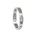 Detaillierte Makroansicht des römischen Ziffernrings in Silber mit Kristall - US 7 / Silber