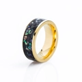 Detailansicht eines 8mm Titanstahlrings mit bunter Galaxy-Opal-Einlage und Goldrand - US 6 / Gold