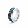 Makro-Detail von 8mm Galaxy Opal-Inlay und polierter Titan-Stahl Ringoberfläche - US 6 / Silber