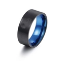 Dettaglio della finitura nera opaca con interno blu a specchio sull'anello da uomo - US 7 / Nero