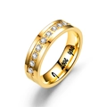 Nahaufnahme eines goldenen Titanrings mit Zirkon-Inlay und I Love You Gravur innen - Gold Mit Zirkonia