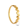 Dettaglio dell'anello a cuore dorato 3mm con motivi a cuore e finitura lucida - US 6 / Oro