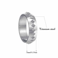 Detailaufnahme eines 7mm Titanstahl-Zahnradrings mit industriellen geometrischen Mustern - US 6 / Silber