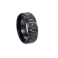 Dettaglio anello nero da uomo in acciaio con incisioni geometriche tridimensionali - US 6 / Nero