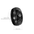 Dettaglio macro dell'anello nero in acciaio inossidabile da 8mm con superficie sfaccettata - Taglia 6 / Nero