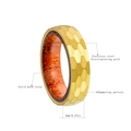Dettaglio anello 6mm in acciaio dorato martellato con intarsio in legno massello - US 6 / Oro