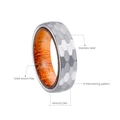 Dettaglio dell'anello da 6mm con esterno in acciaio martellato e intarsio in legno - US 6 / Argento