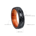 Dettaglio macro dell'anello da 6 mm in acciaio al titanio con finitura martellata e legno - US 6 / Nero