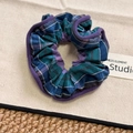 Blau-violettes Karo-Haargummi mit gepolsterter Schleife und violettem Stricksaum-Akzent - Kariertes Haarseil