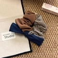 Gedetailleerde set van drie scrunchies met bruine strepen, ruitjes en een marineblauwe strik - Strik Scrunchie
