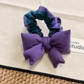 Detail eines blau-violett karierten Haargummis mit gepolsterter Stoffschleife - Haarseil mit Schleife und Karomuster
