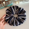 Détail de la texture en maille rayée d'un chouchou vintage bleu marine et blanc pour cheveux - Rayure Marine