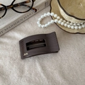 Detalle de pinza para el pelo marrón efecto madera con logotipo Barrette dorado - Marrón Oscuro Cuadrado