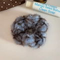 Detailopname van pluizige luipaardprint scrunchie in blauwgrijze en donkerbruine pluche - Pluche Stijl / Blauw