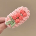 Dettaglio del fermaglio per capelli all'uncinetto con motivo floreale rosa e arancione - Tulipano Rosa