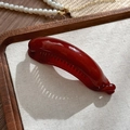 Fermaglio a banana bordeaux scuro con design seghettato su tessuto di lino chiaro - Borgogna
