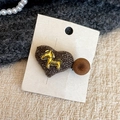 Eleganter herzförmiger Strick-Haarclip mit goldenem Pony und Pompon auf beigem Hintergrund - Braun