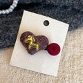 Detail der Tweed Herz-Haarspange mit goldenem Emblem und roter Samtkugel-Verzierung - Rot