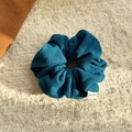 Detalle de coletero de tela azul oscuro con etiqueta Happiness en vellón suave - Azul
