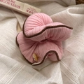 Coletero de punto rosa con ribete marrón y botón de madera sobre tela beige suave - Coletero de almohada / Rosa