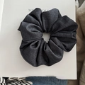 Detalle de coletero de tela gris oscuro con textura de mezclilla suave acanalada - Gris