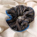 Détail du chouchou tricoté à rayures avec liseré bleu et texture de tissu côtelé - Gris Foncé avec Bordure Bleue