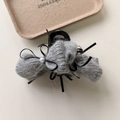 Eleganter grauer Strick-Haarclip mit Schleife, Perle und vintage Stoffstruktur im Detail - Grau