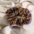 Gros plan détaillé sur chouchou tricoté à rayures mauves et bordure en fausse fourrure - Café avec Bordure Violette