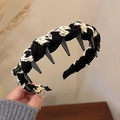 Dettaglio del cerchietto intrecciato con texture in pizzo e dentini antiscivolo interni - Nero