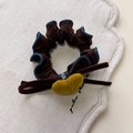 Detalle de coletero de tela con ribete de mezclilla, lazo y corazón de terciopelo - Corazón Amarillo