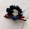 Detalle de coletero coreano con lazo de terciopelo rojo y corazón de ante azul en denim - Corazón azul