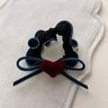 Detalle de coletero retro de mezclilla con lazo azul y corazón de terciopelo rojo - Corazón Rojo