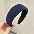Detalle de la diadema de esponja azul oscuro gruesa con textura de felpa suave para el pelo - Azul Marino