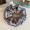 Detailansicht eines doppellagigen Karo-Haargummis mit blauem Stoff und braunem Rand - Khaki Kaffee Blau Rand