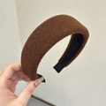 Detalle de diadema de lana marrón oscuro con esponja gruesa y agarre interno antideslizante - Marrón