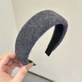 Detalle de la diadema de lana gris que muestra textura de punto grueso y forro suave - Gris