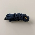 Dettaglio molletta per capelli in denim blu con placchetta dorata Hand Made da donna - Pinza a Banana Blu Marino