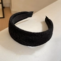 Detail der schwarzen Tweed-Stoffstruktur und des gepolsterten Designs dieses Stirnbands - Gepolsterter Breitrandiger Stil / Schwarz