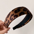 Detailaufnahme vom breiten Haarreif mit Leopardenmuster, Samtstruktur und rutschfestem Futter - Kaffee Leopard