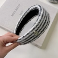 Nahaufnahme des schwarz-weißen Tweed-Haarreifs mit Silberlogo und Pailletten - Off-White Stirnband