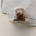Detalle de oso de peluche marrón en pinza para el pelo blanca esponjosa con etiqueta - Pequeño / Blanco Roto