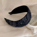 Dettaglio del cerchietto largo blu vintage in tessuto jacquard con motivi floreali argento - Blu scuro