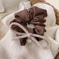 Coletero minimalista marrón con lazo de felpa beige y colgante de perla blanca - Marrón