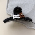 Detalle de la pinza de pelo de mohair negro con oso de peluche y etiqueta KokiMo - Grande / Negro