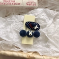 Detailansicht der marineblauen Plüschbommel und Hunde-Motive auf den Haarspangen - Blauer Gepunkteter Herz Welpen Stil / Herz Blau Serie