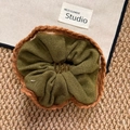 Olijfgroene gebreide scrunchie met roodbruine gehaakte rand voor elegant kapsel - Groene Scrunchie Met Haakrand