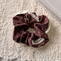 Détail d'un chouchou marron à pois avec bordure en dentelle blanche et étiquette faite à la main - Chouchou à Pois