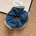 Donkerblauwe gebreide haarelastiek met grijze gehaakte golvende randen detail - Blauwe Scrunchie Met Haakrand